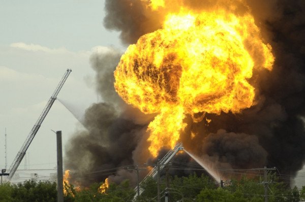 喀麦隆炼油厂停止运作，油罐爆炸起火，四个单位受损