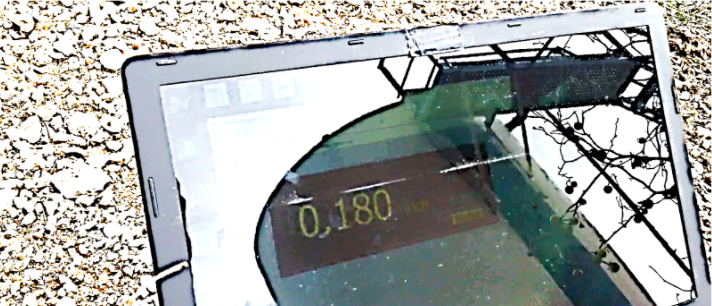 图10 b。地面站笔记本电脑实时显示测厚数据。