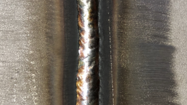 使用半自动气体钨弧热丝焊接消除奥氏体和双相不锈钢焊缝中的背气