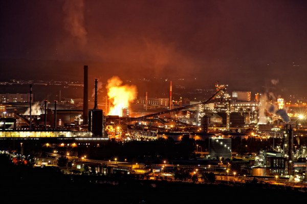 俄罗斯Ufaorgsintez炼油厂发生火灾，至少一人死亡