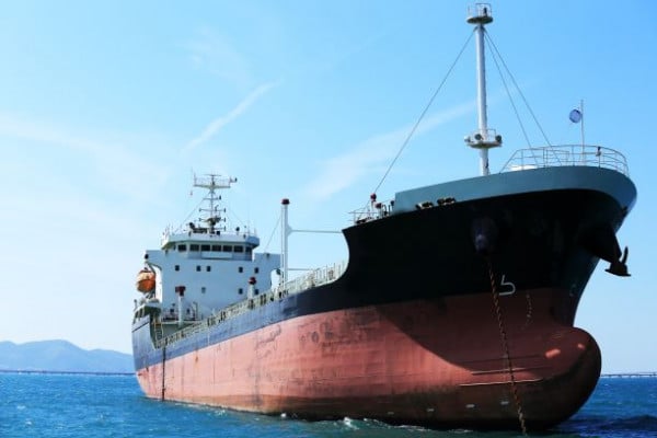 阿曼湾油轮疑似遇袭增加石油供应担忧